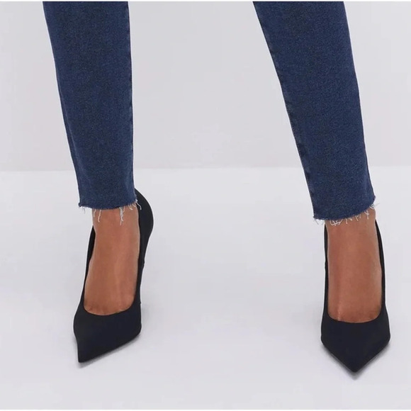 Good American dark navy wash skinny jeans raw hem - Picture 3 of 6